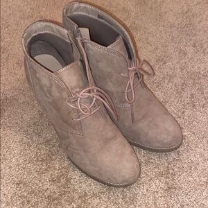 Universal Thread Tan Ankle Boots with Suede Material and Medium Heel